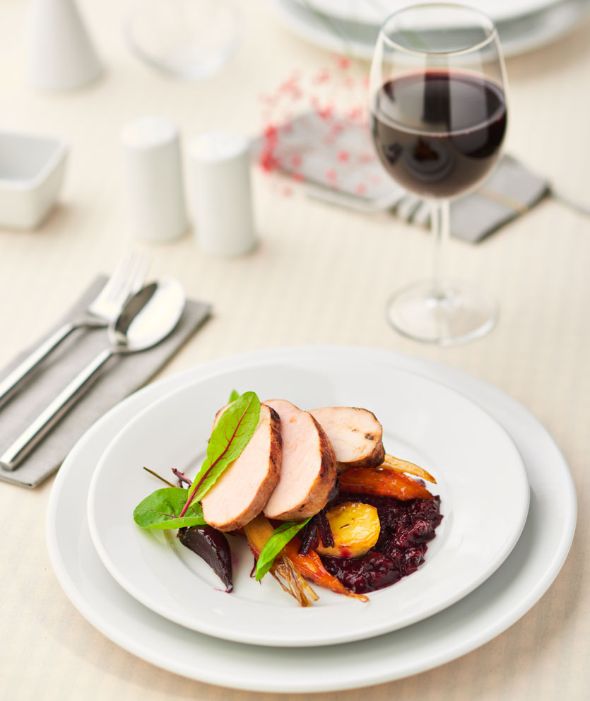 Schab aromatyzowany jałowcem z karmelizowanymi warzywami korzeniowymi i wiśniowym sosem Schab aromatyzowany jałowcem z karmelizowanymi warzywami korzeniowymi i wiśniowym sosem