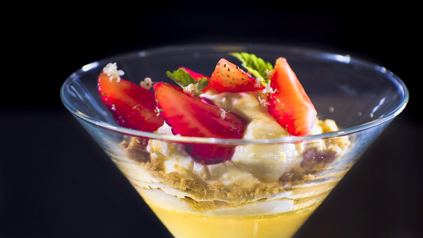 Galaretka z kwiatów czarnego bzu z czerwcową truskawką, kruszonką i cytrynowym musem